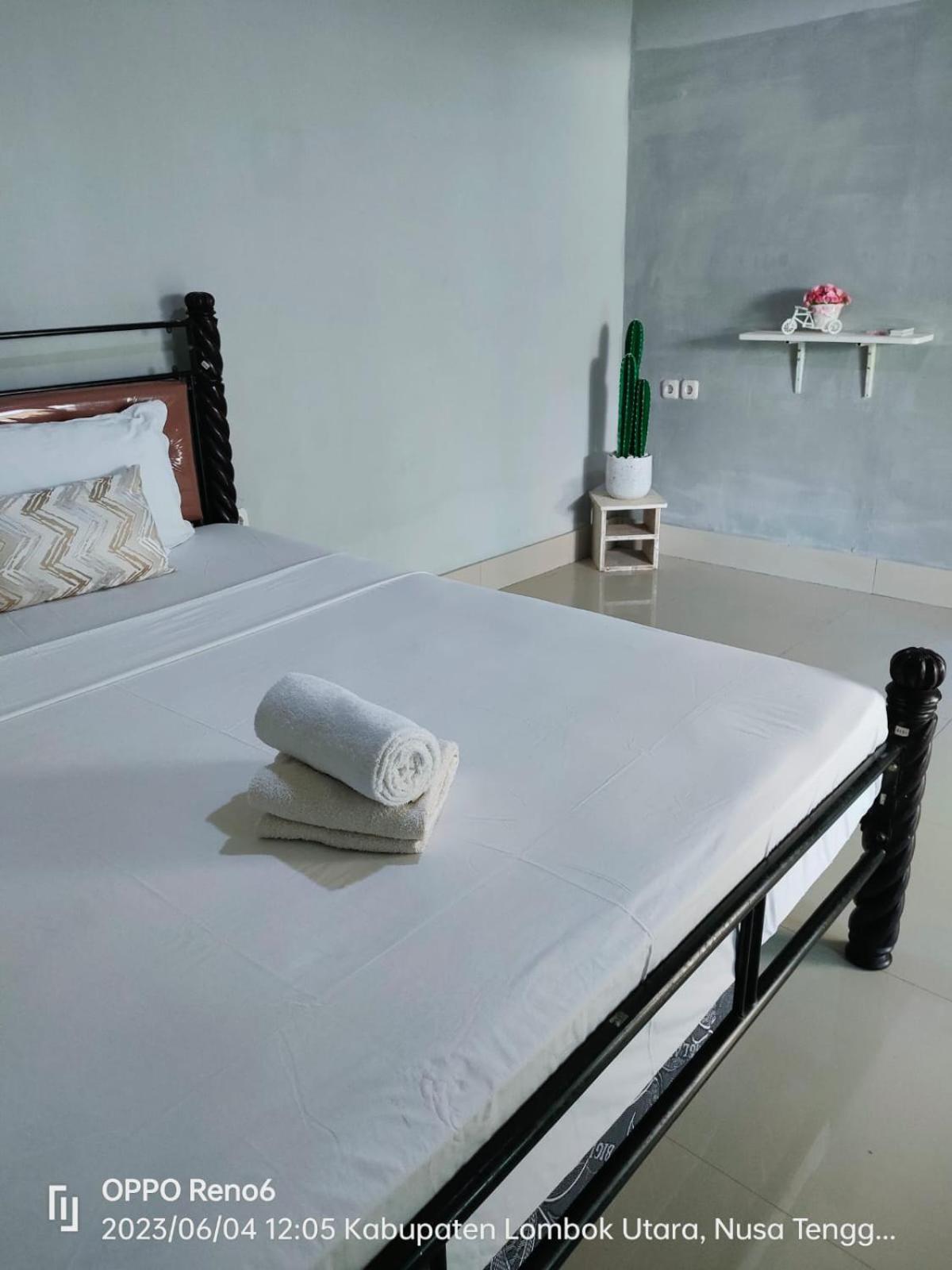 Pineapple Guest House Gili Air Bagian luar foto